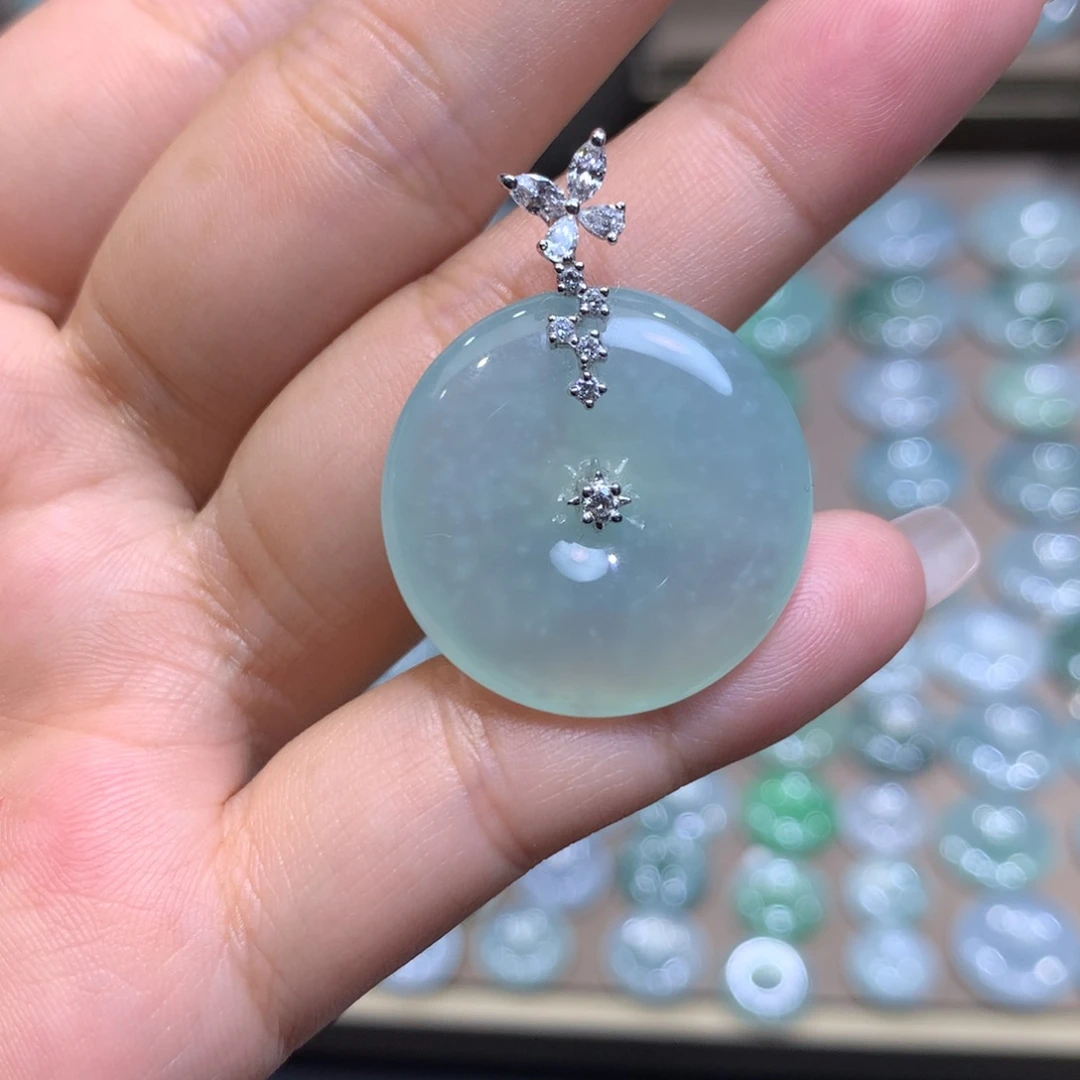 翡翠18K金镶嵌颈饰平安扣