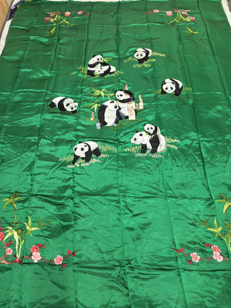 全新真丝绣花背面熊猫图案手工绣花特殊花型孤品高货
