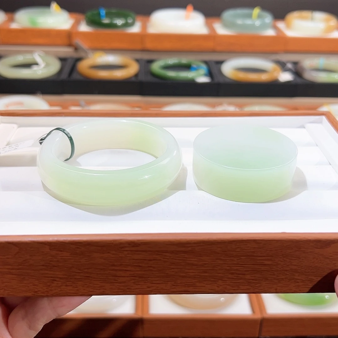 和田玉手镯未镶嵌  【白翠、宽版】