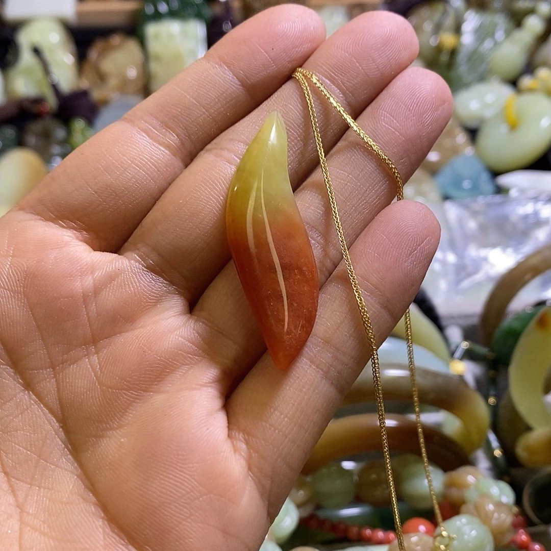 未镶嵌岫玉颈饰一个