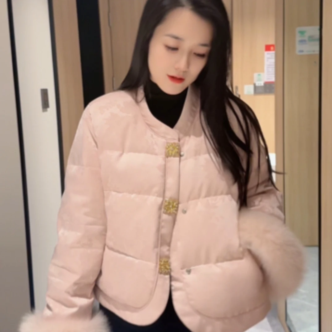 （刘敏服装）658款国风款刺绣羽绒服狐狸毛袖口