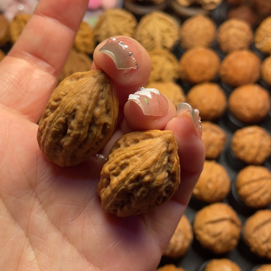 文玩核桃把件吴**。核桃