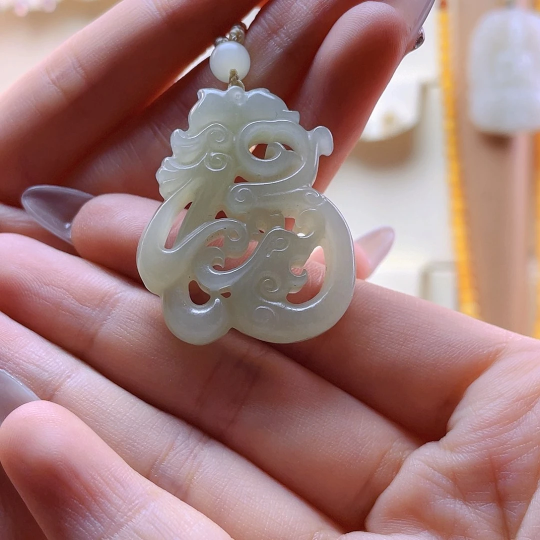和田玉吊坠(赠链)未镶嵌俐****?