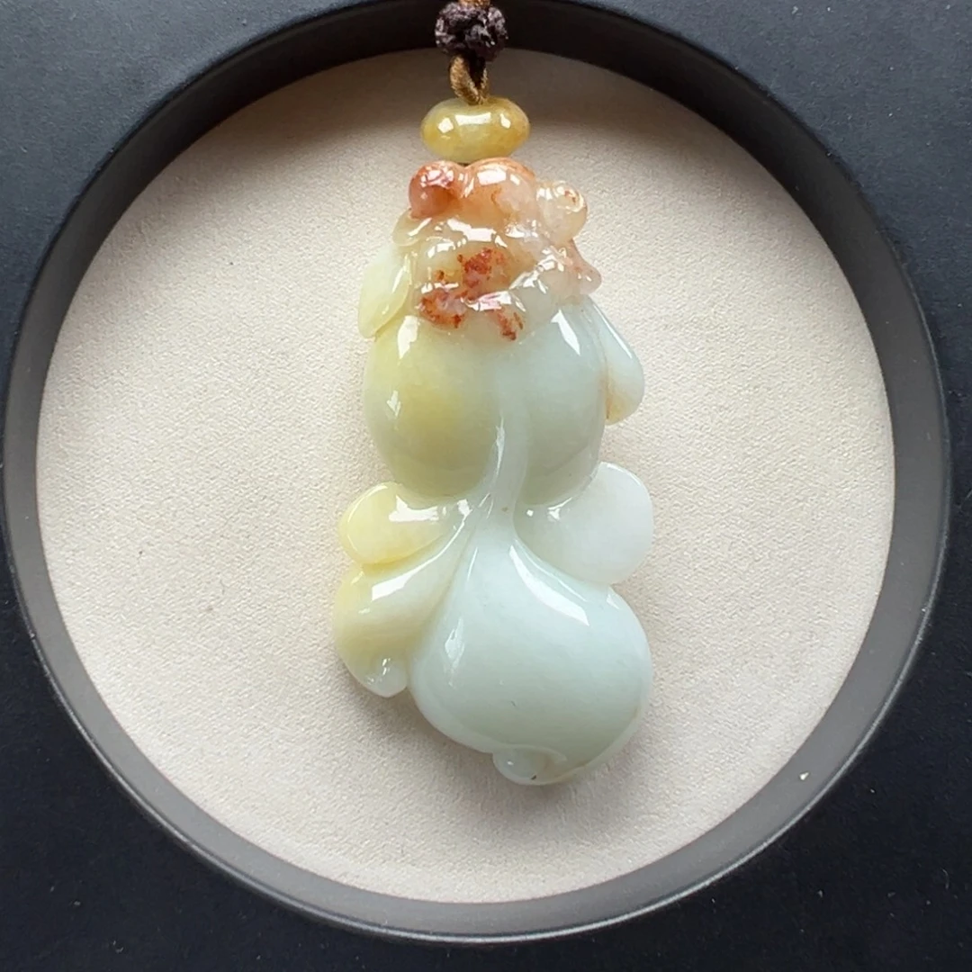 翡翠未镶嵌颈饰鱼