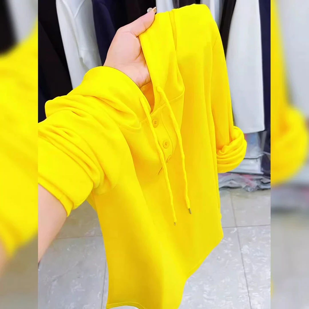 日系多巴胺气质百搭舒适简约风亮黄色上衣女2025早秋圆领连帽长袖