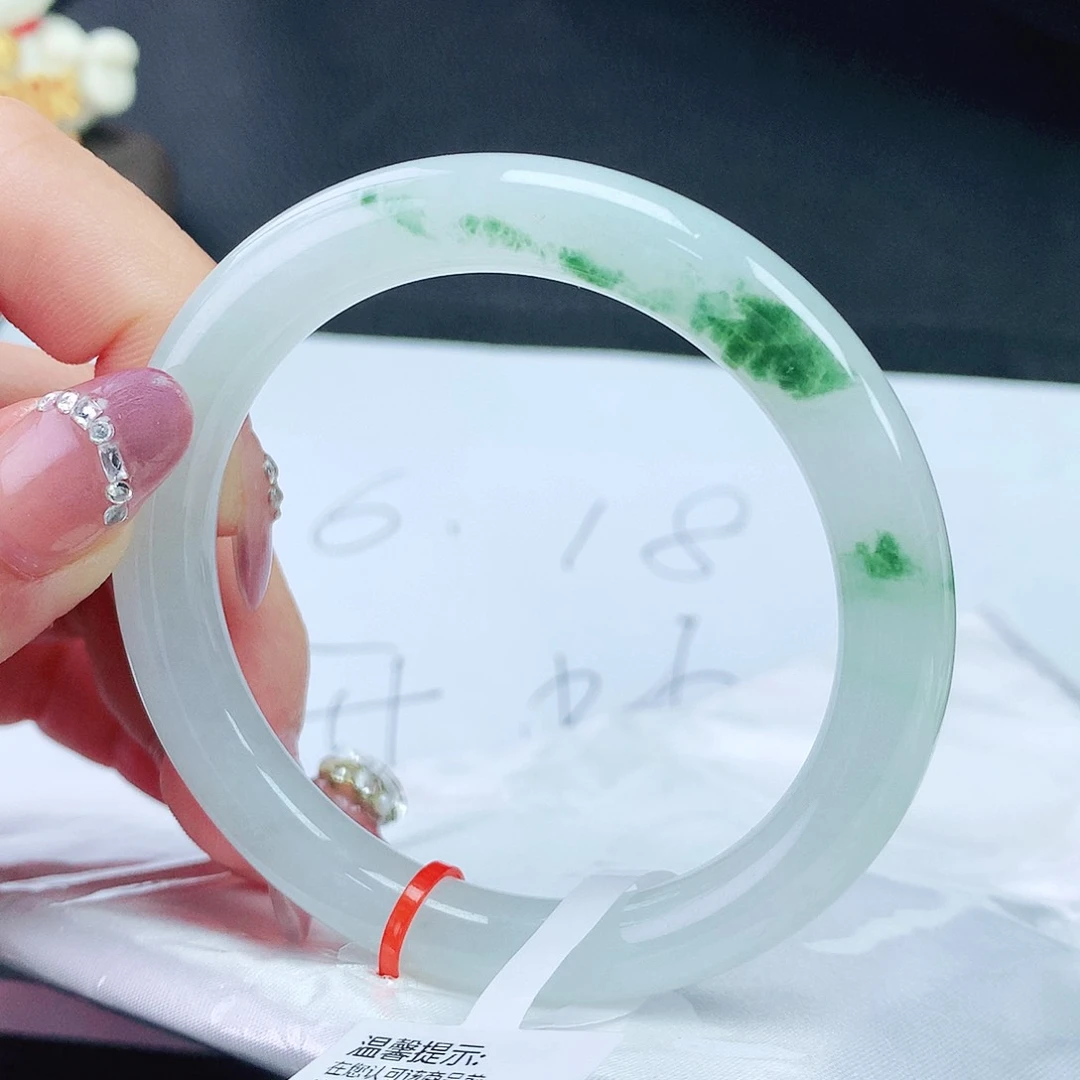 翡翠手镯未镶嵌54圈