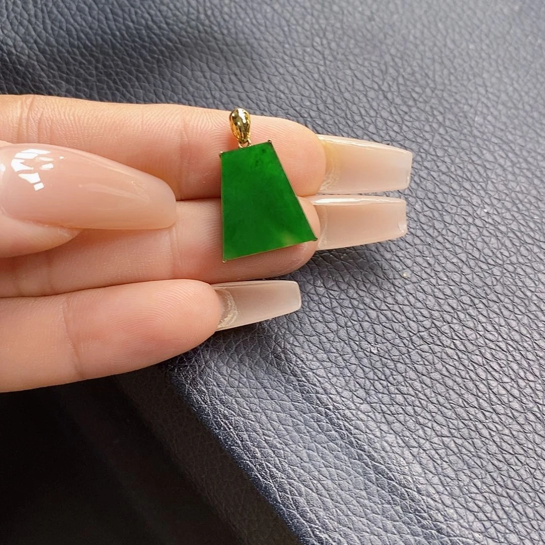 翡翠18K金镶嵌颈饰?****n翡翠