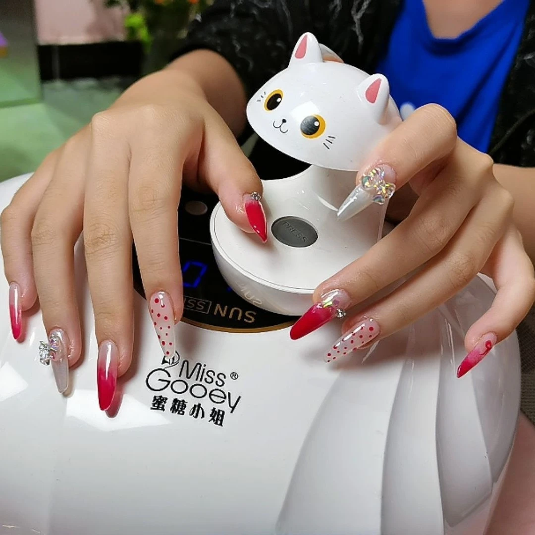 酒红猫眼波点爆闪钻设计显白气质百搭美甲片