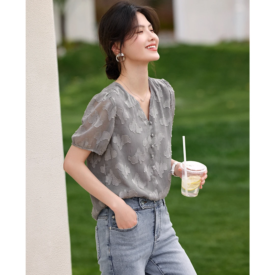 XWI/欣未气质优雅肌理剪花衬衫2025清透高级V领百搭衬衫16842