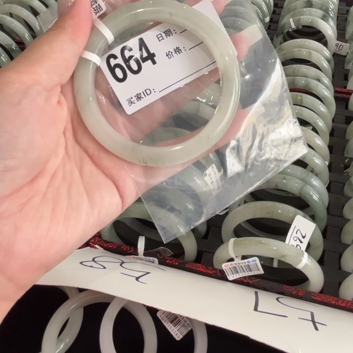 未镶嵌手镯石英质玉664微瑕