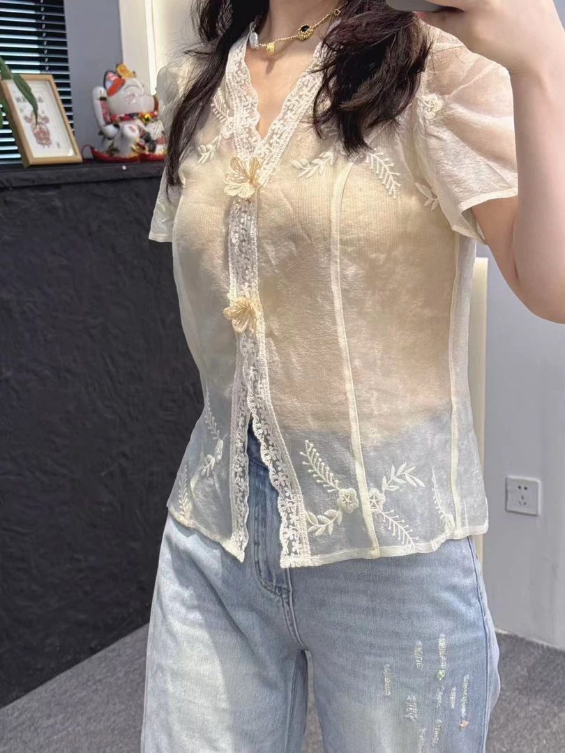奇缘小姐新中式刺绣V领泡泡短袖蕾丝衬衫女夏季薄款气质上衣