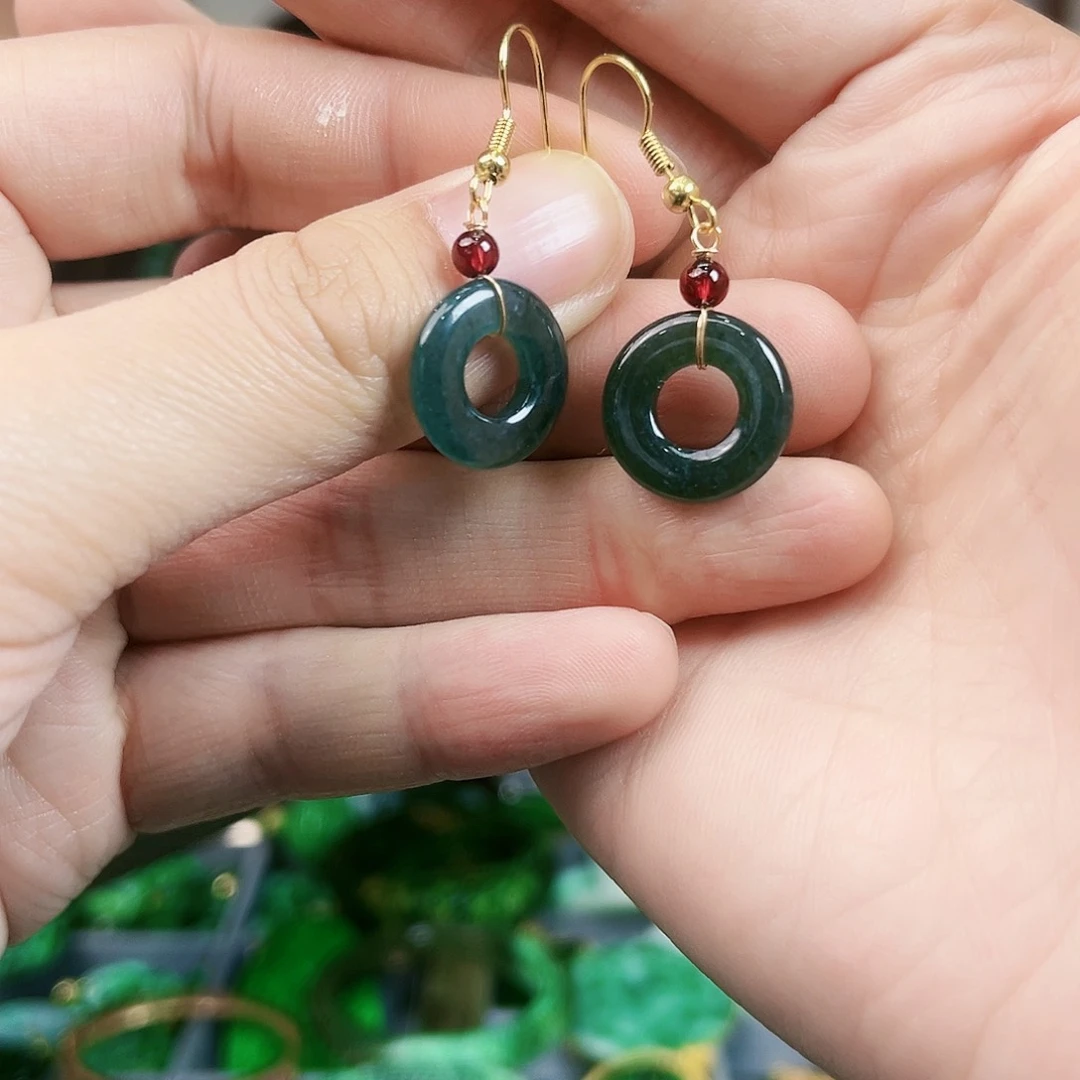 翡翠颈饰未镶嵌耳饰