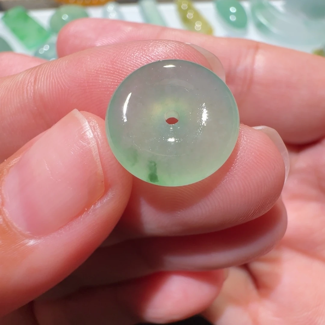 佛***s定制翡翠未镶嵌冰种飘绿花平安扣