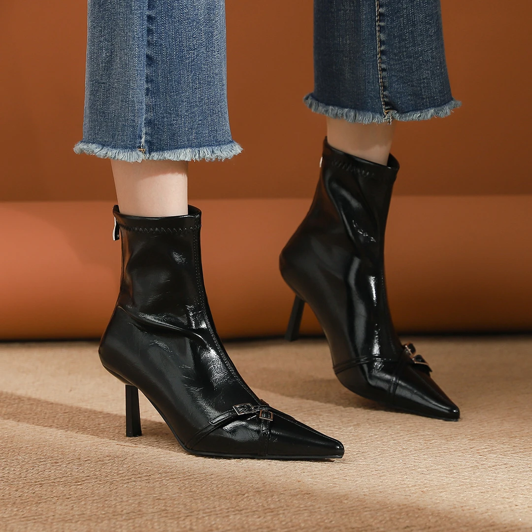 气质新款高跟瘦瘦靴流行时髦亮面女靴洋气优雅皮带扣短靴今年鞋子