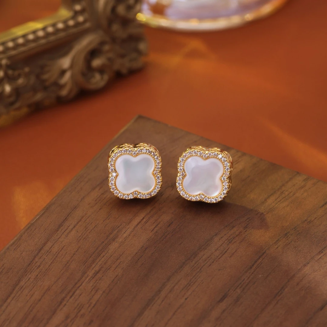 铜合金耳饰 粉色四叶耳草气质轻奢经典