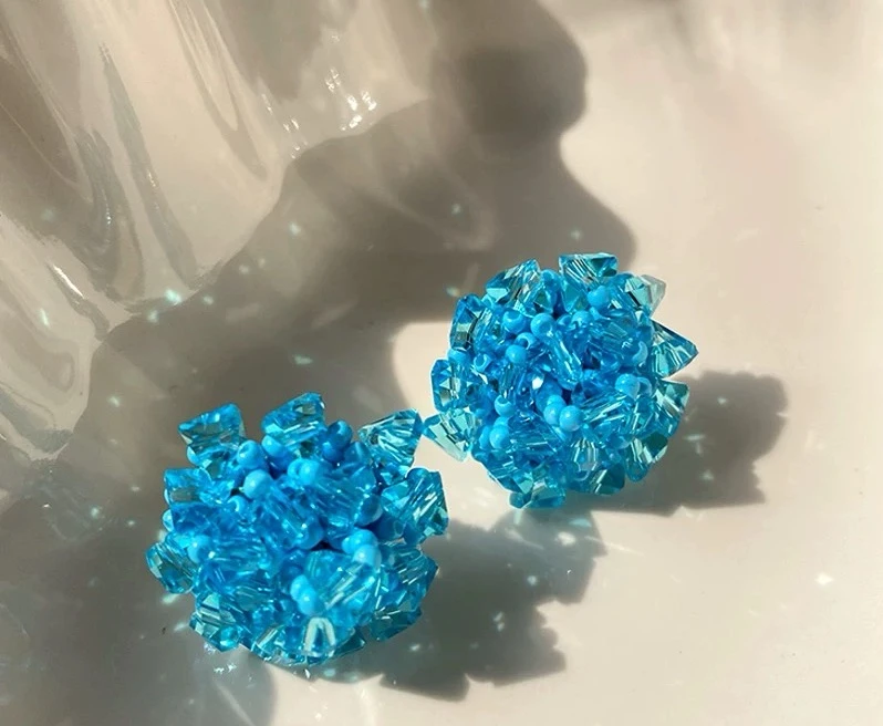 合金树脂耳饰 蓝色串珠耳钉重工手工编织绣球耳环显白度假风S925