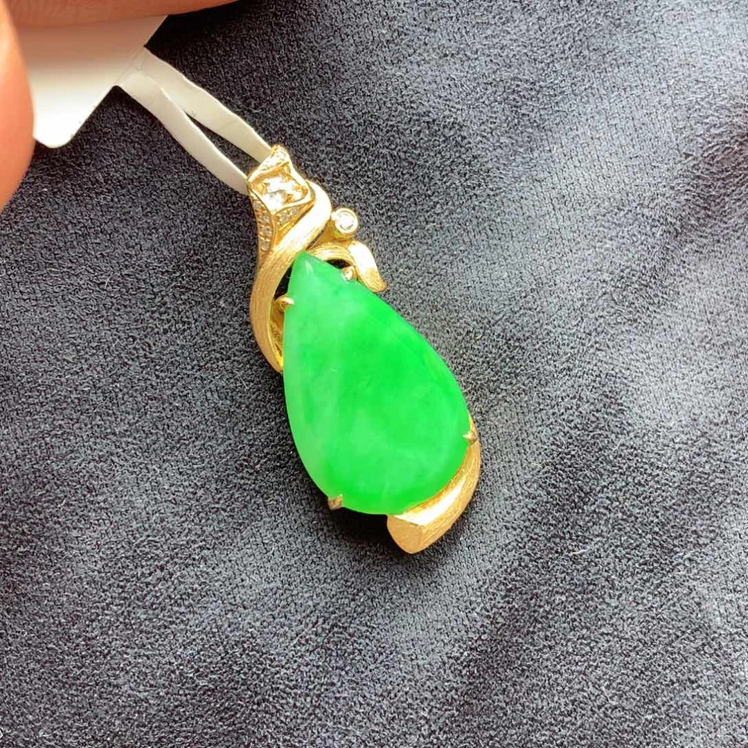 翡翠18K金镶嵌颈饰上新