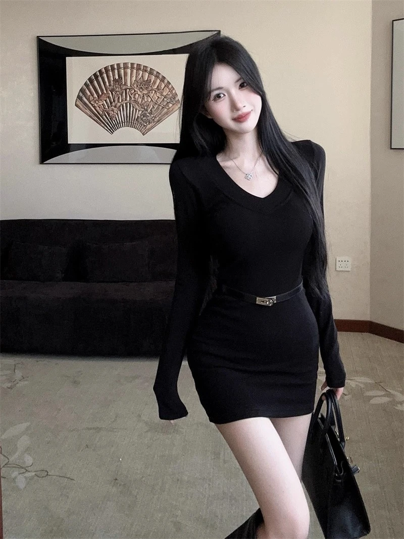 黑色V领长袖短裙女2025秋季新款御姐风性感收腰紧身包臀裙连衣裙