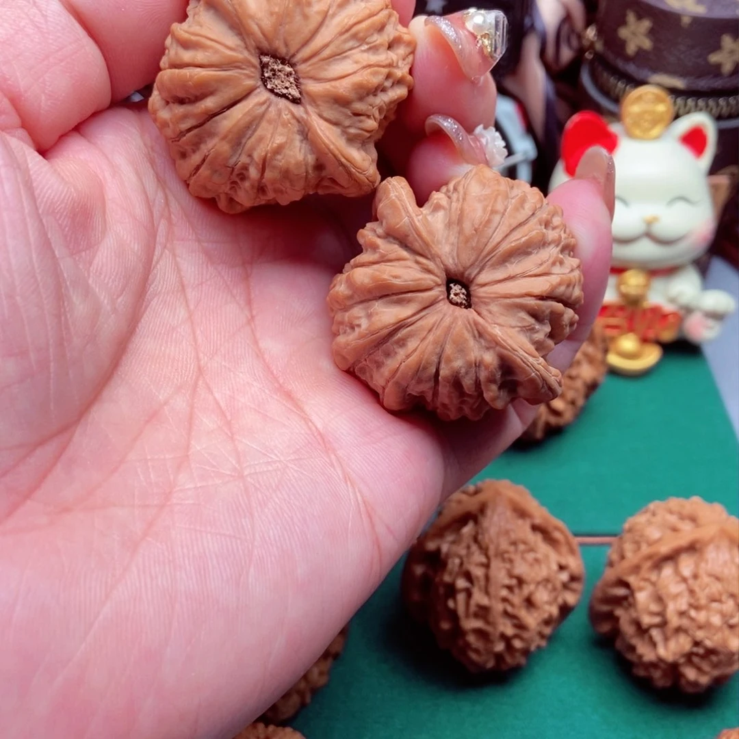 文玩核桃吊坠血麒麟40