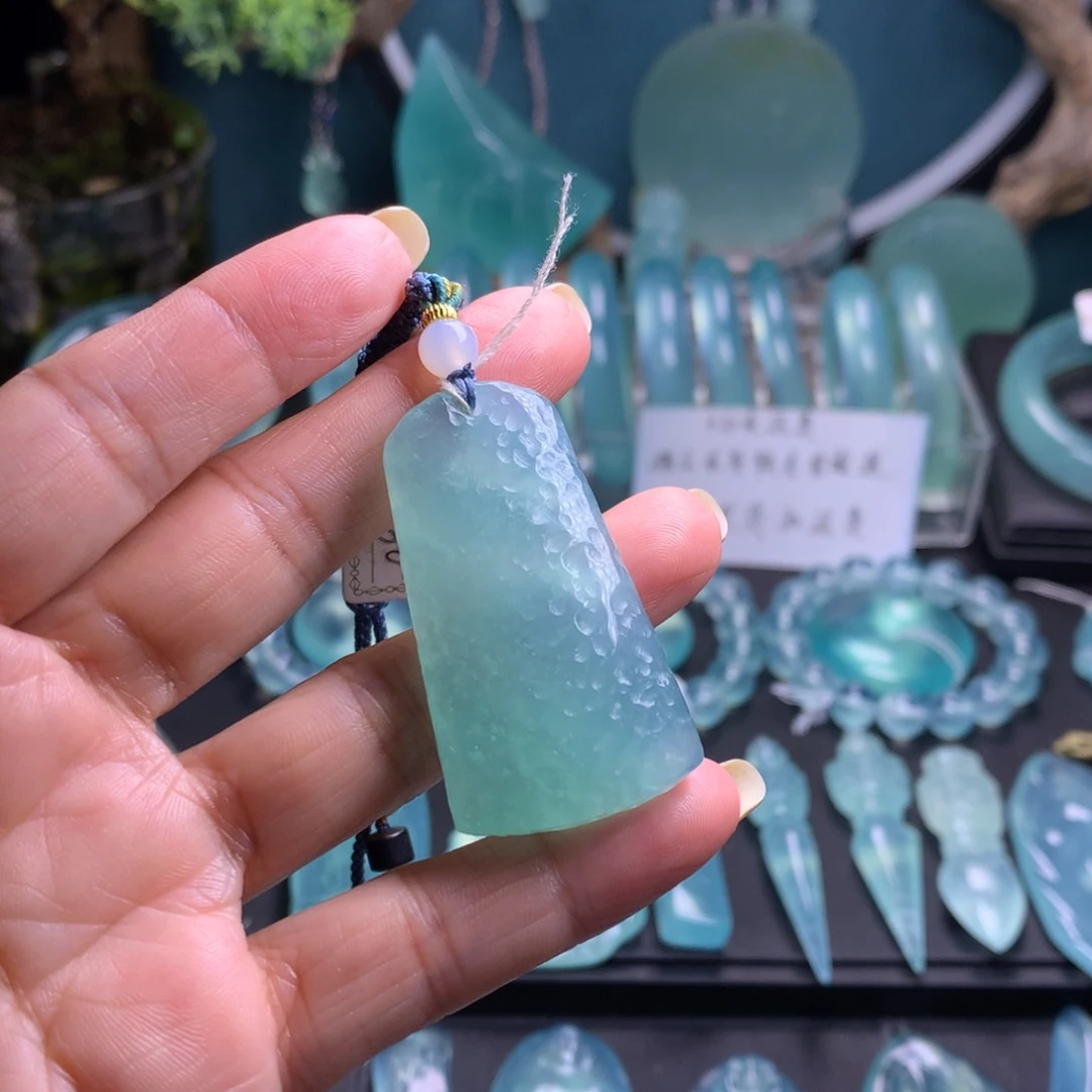 未镶嵌蛇纹石玉吊坠