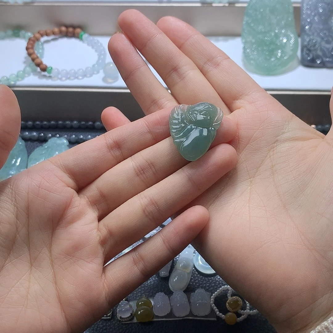 翡翠未镶嵌颈饰天使