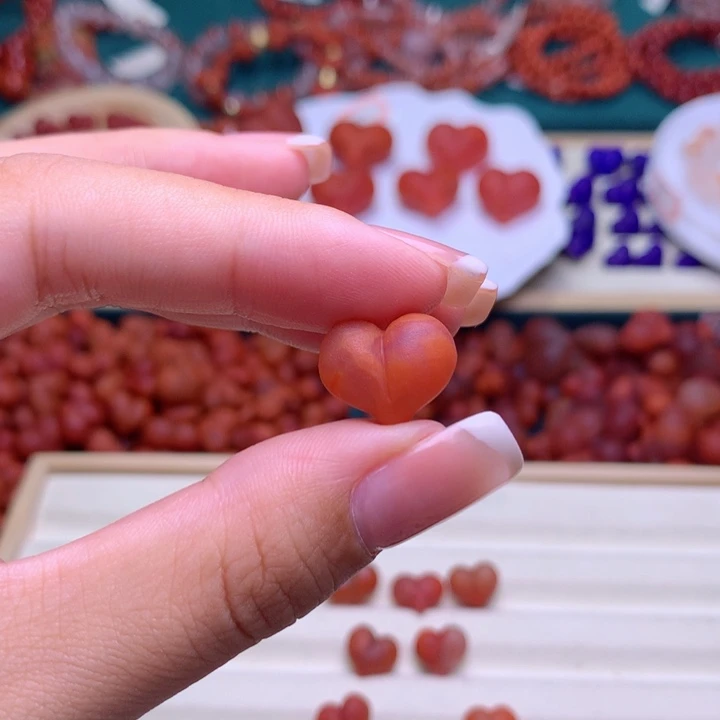 曲***妮南红玛瑙未镶嵌珠宝半成品65