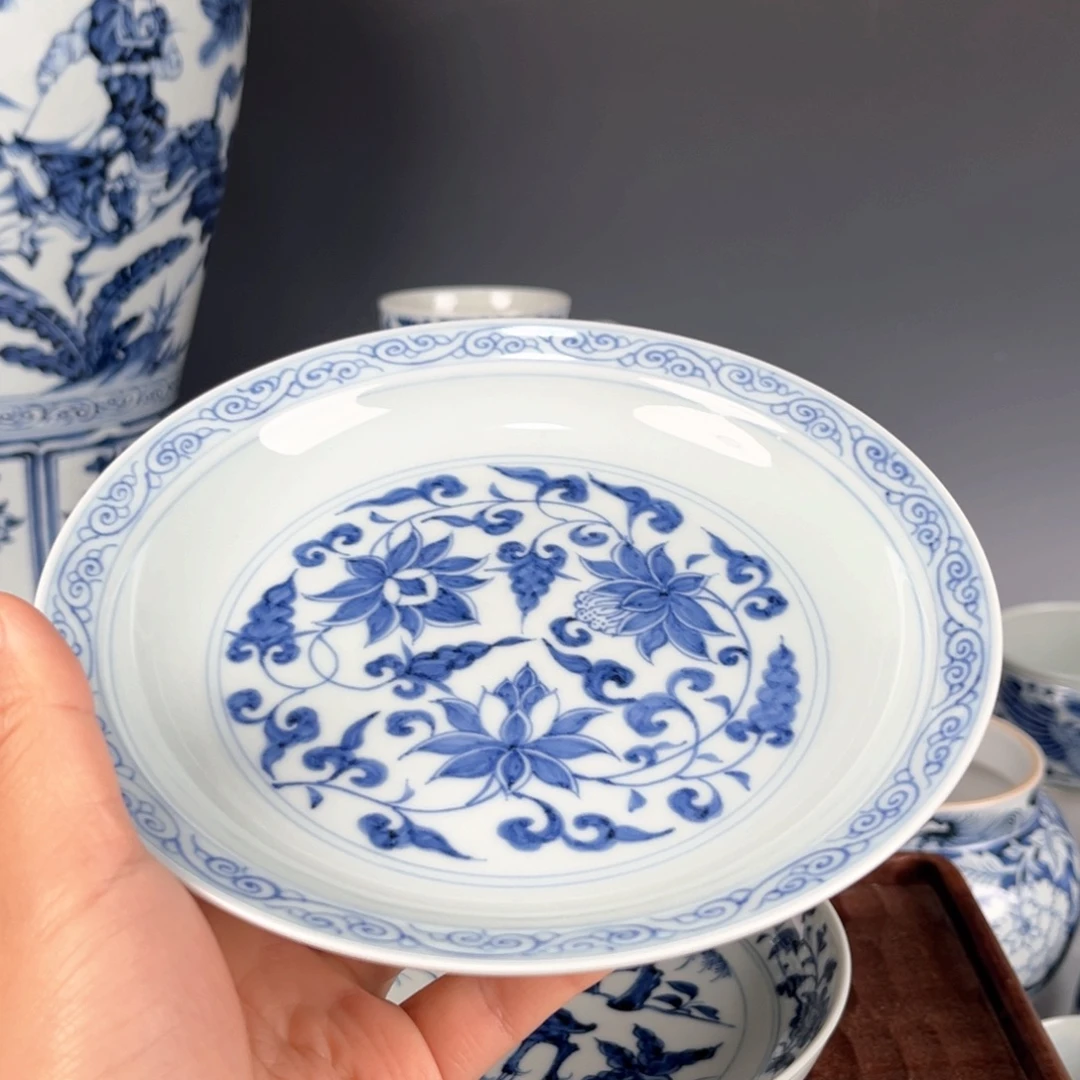 青花缠枝莲盘子盘子
