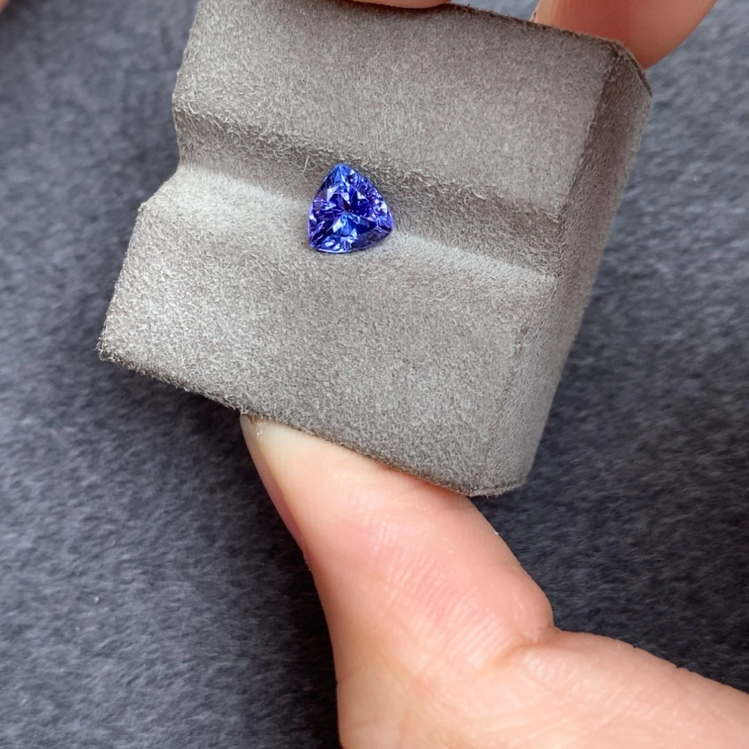 未镶嵌角6坦桑石