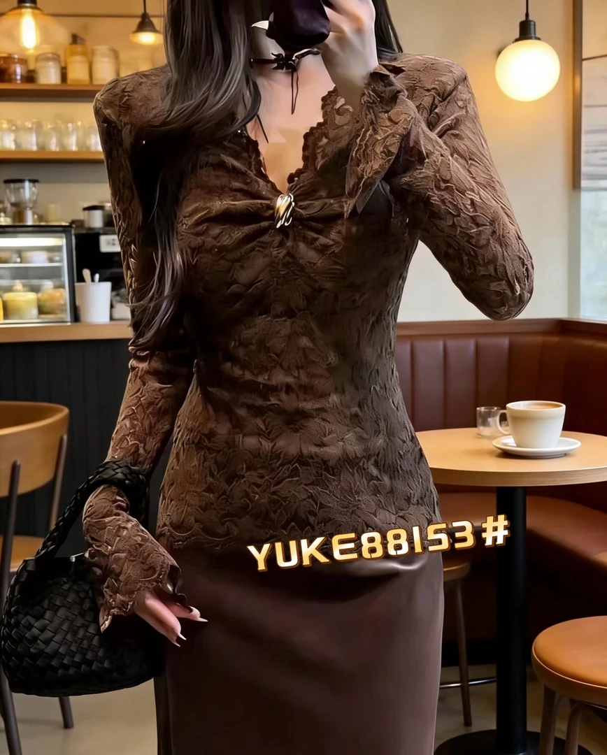 淑雅阁服饰  宽松型V领镂空圆领气质蕾丝修身打底衫金丝88153