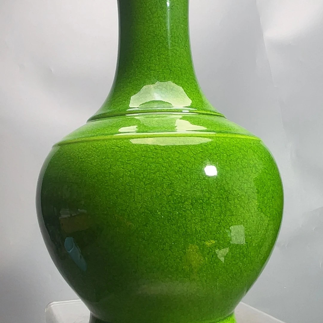 瓷宝石绿釉赏瓶一个