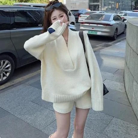 辣妹套装软糯V领针织衫毛衣女冬季高腰白色针织短裤氛围感两件套