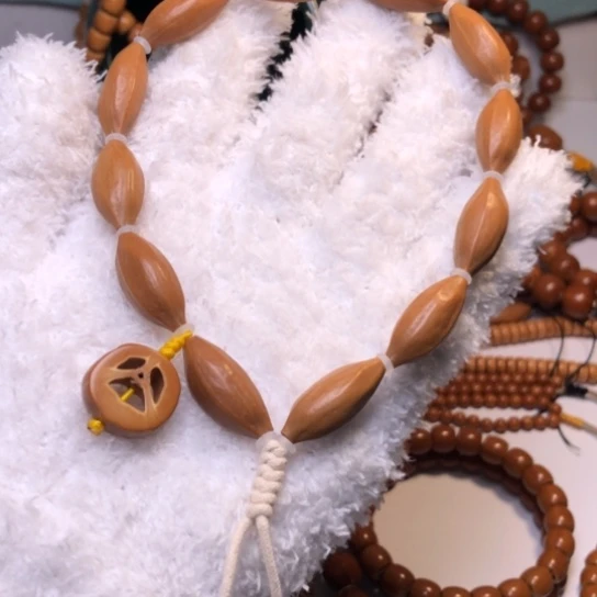 橄榄核吊坠1.1原皮手持