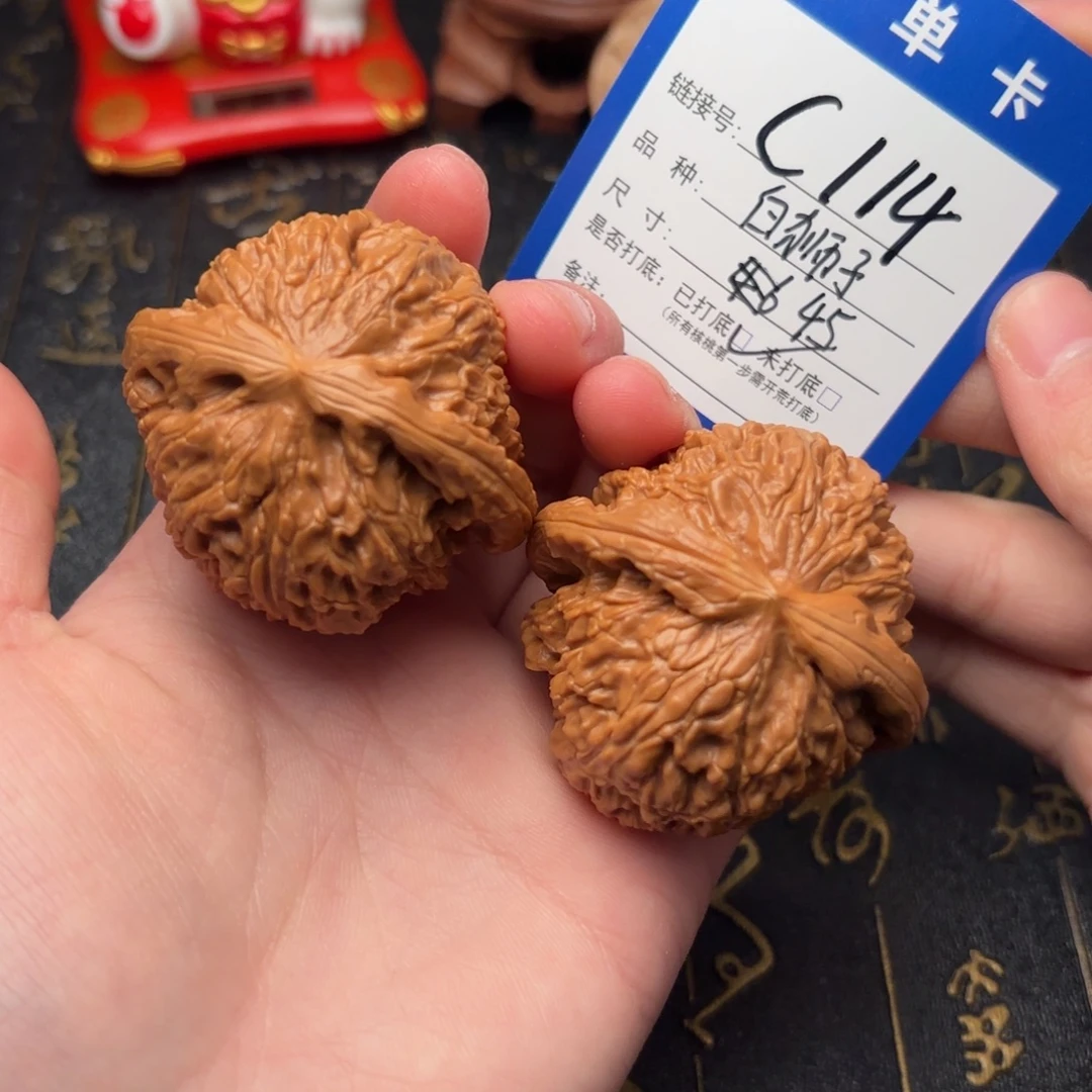 文玩核桃吊坠白狮子