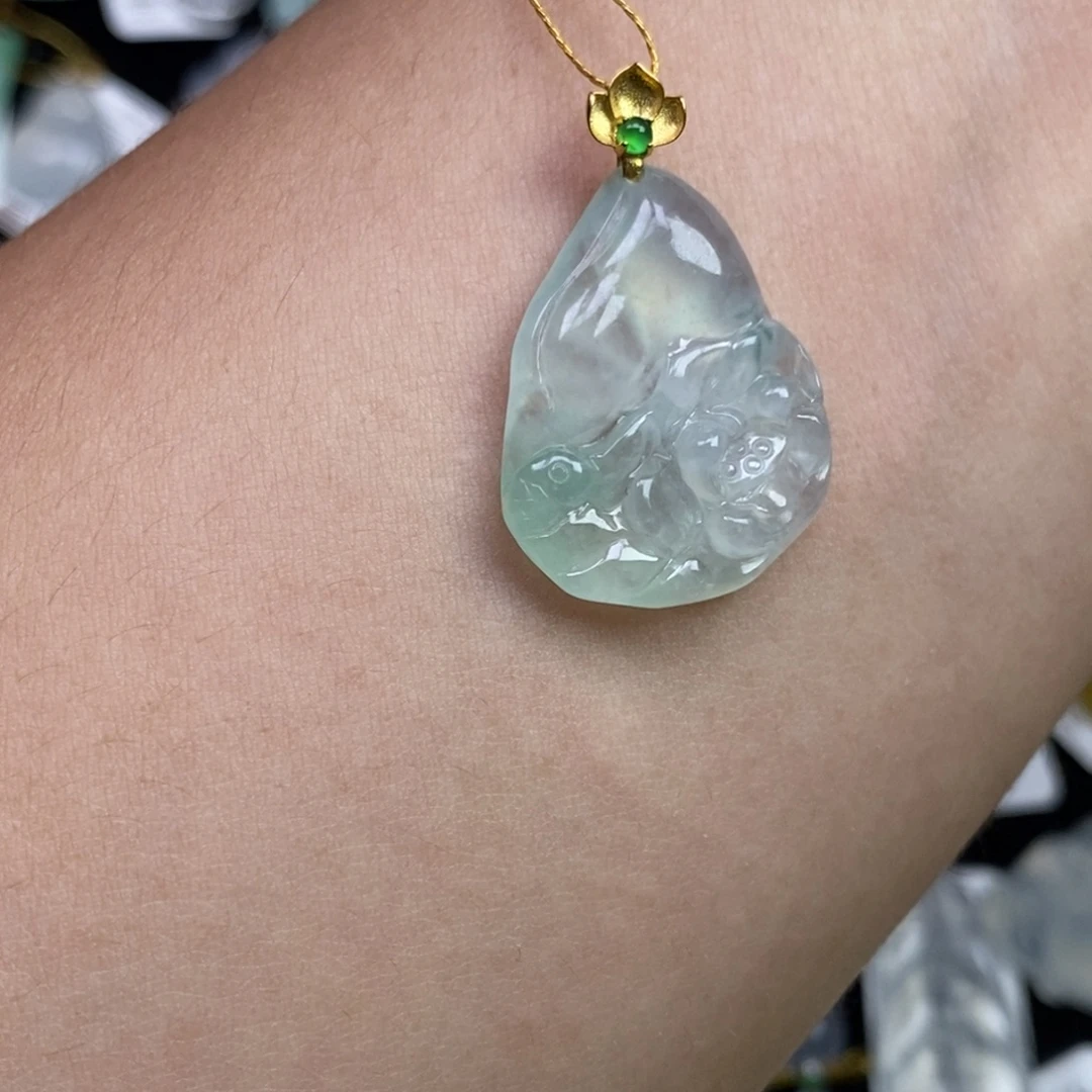 颈饰18K金镶嵌翡翠莲花