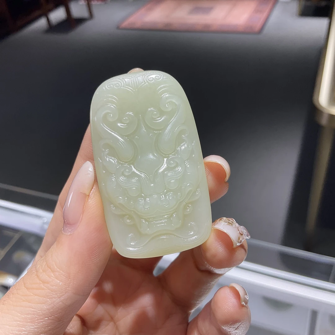 且末黄口兽面牌子和田玉雕刻仿古时尚俏色