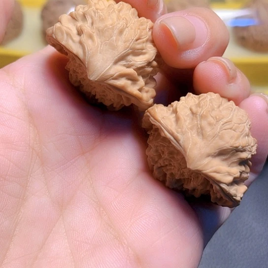 文玩核桃手捻蛇头