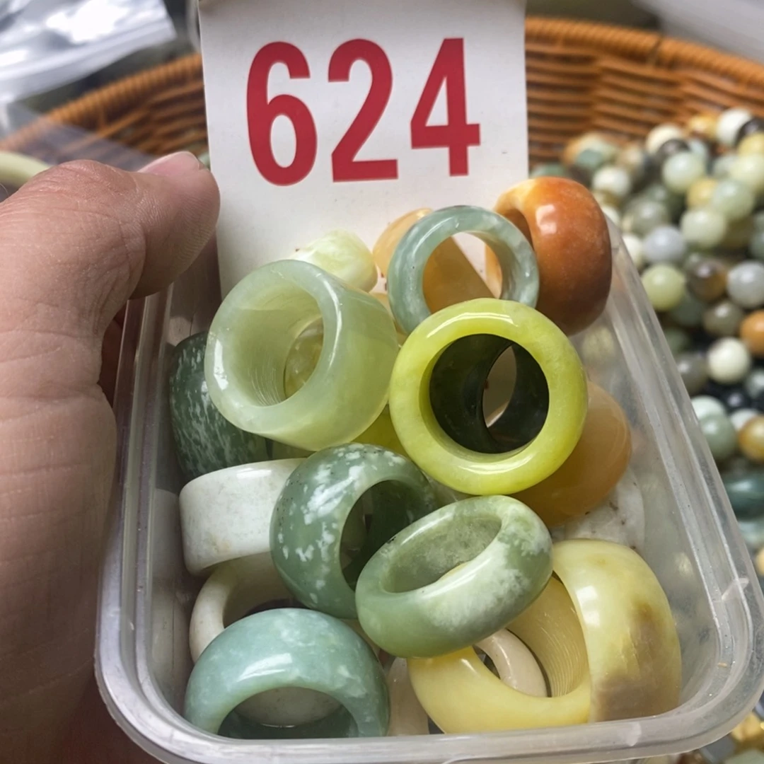 蛇纹石玉挂坠未镶嵌