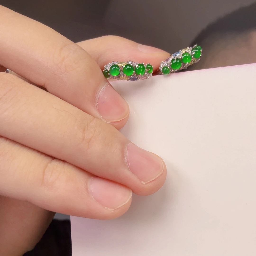 翡翠未镶嵌颈饰一对