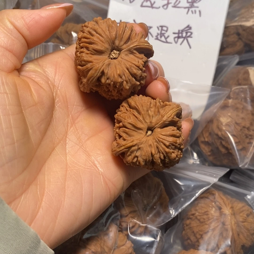 @***由核桃文玩核桃有黄瑕疵果034