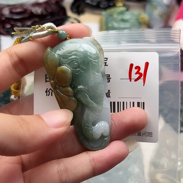 翡翠未镶嵌颈饰挂件