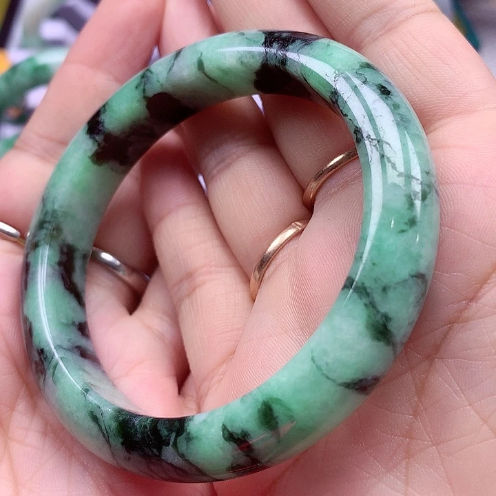 翡翠手镯未镶嵌翡翠