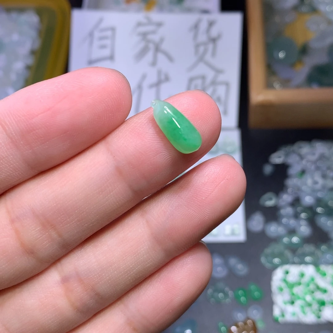 翡翠未镶嵌颈饰绿瓜