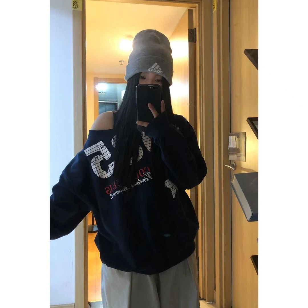 美式复古数字印花辣妹斜肩卫衣女春秋设计感小众宽松显瘦露肩上衣