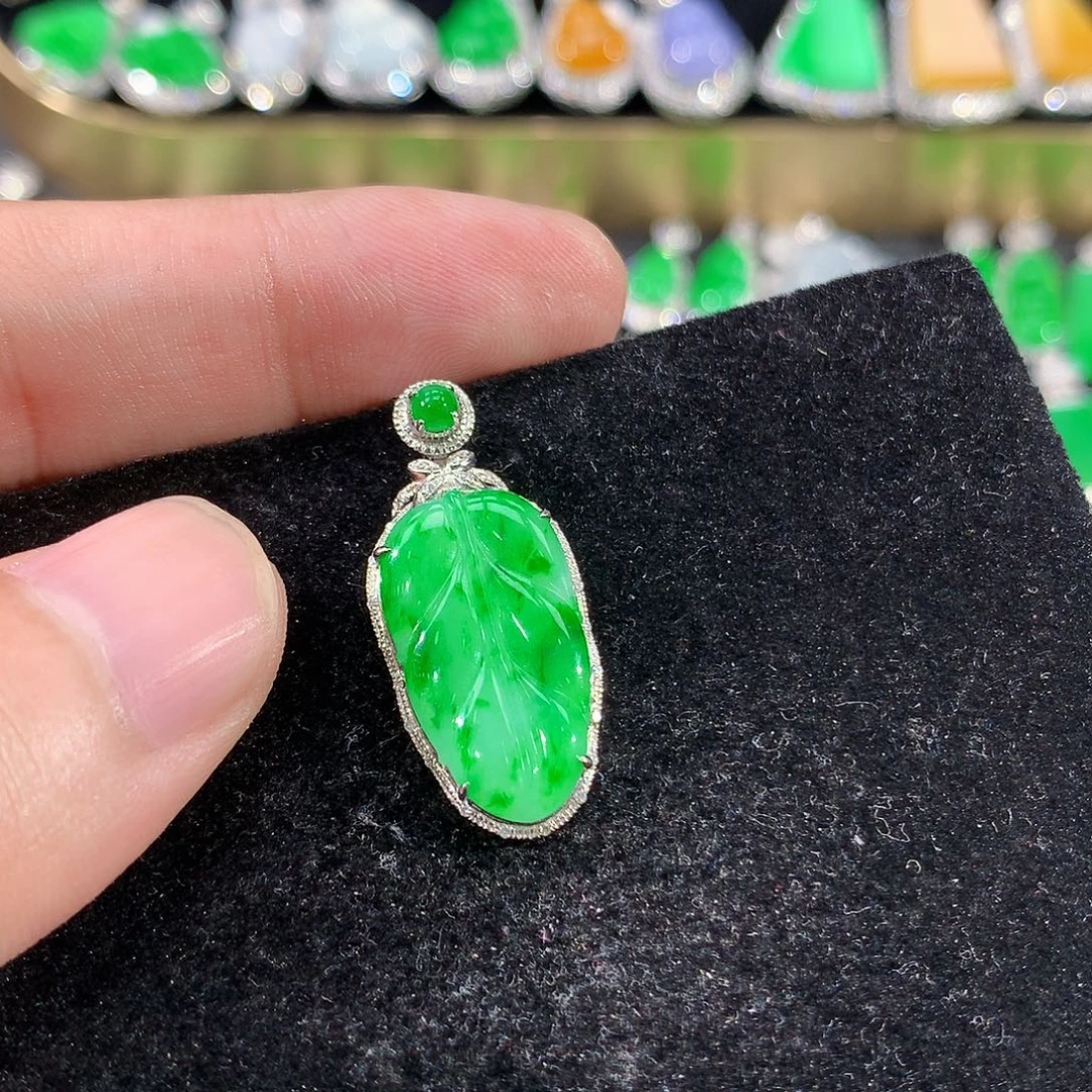 翡翠18K金镶嵌颈饰