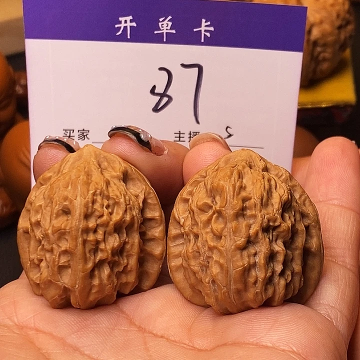 吊坠桃核红狮子33无刀