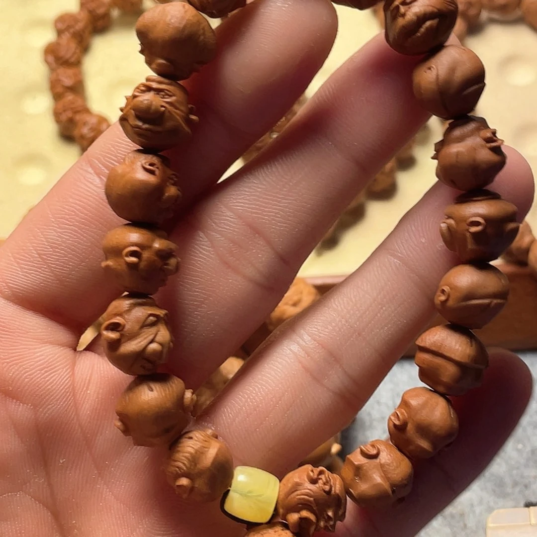 龙纹桃核雕刻怪脸罗汉