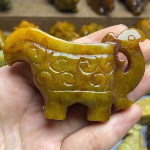 蛇纹石玉未镶嵌颈饰