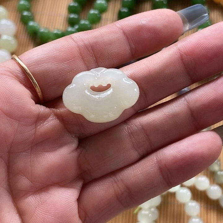 石***宝和田玉（糖玉）未镶嵌颈饰