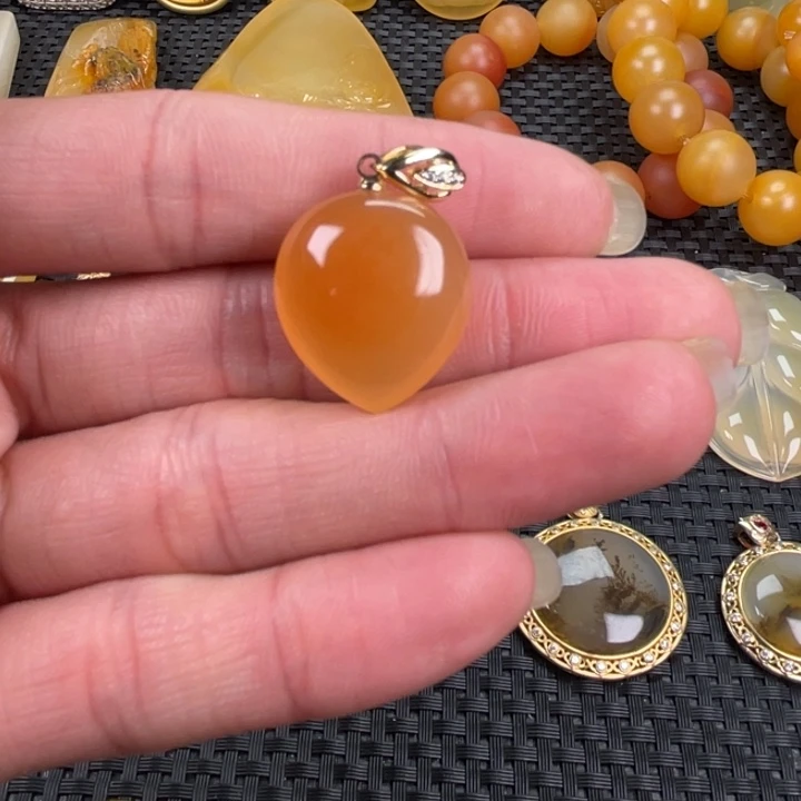 石英质玉（黄龙玉）未镶嵌颈饰