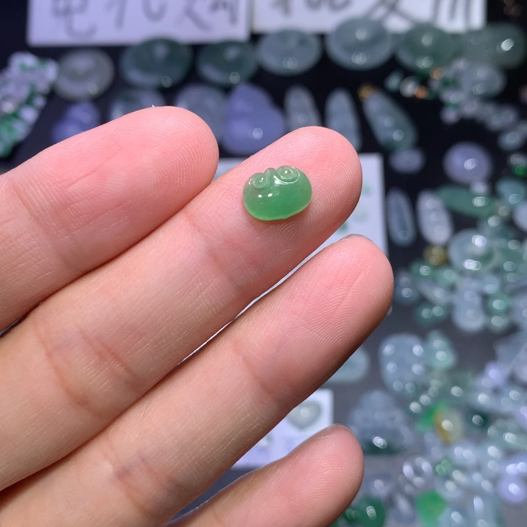 翡翠未镶嵌颈饰如意锁